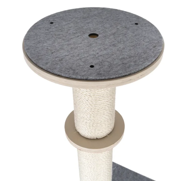 Gruby słupek sizalowy o średnicy 12 cm w drapaku sufitowym